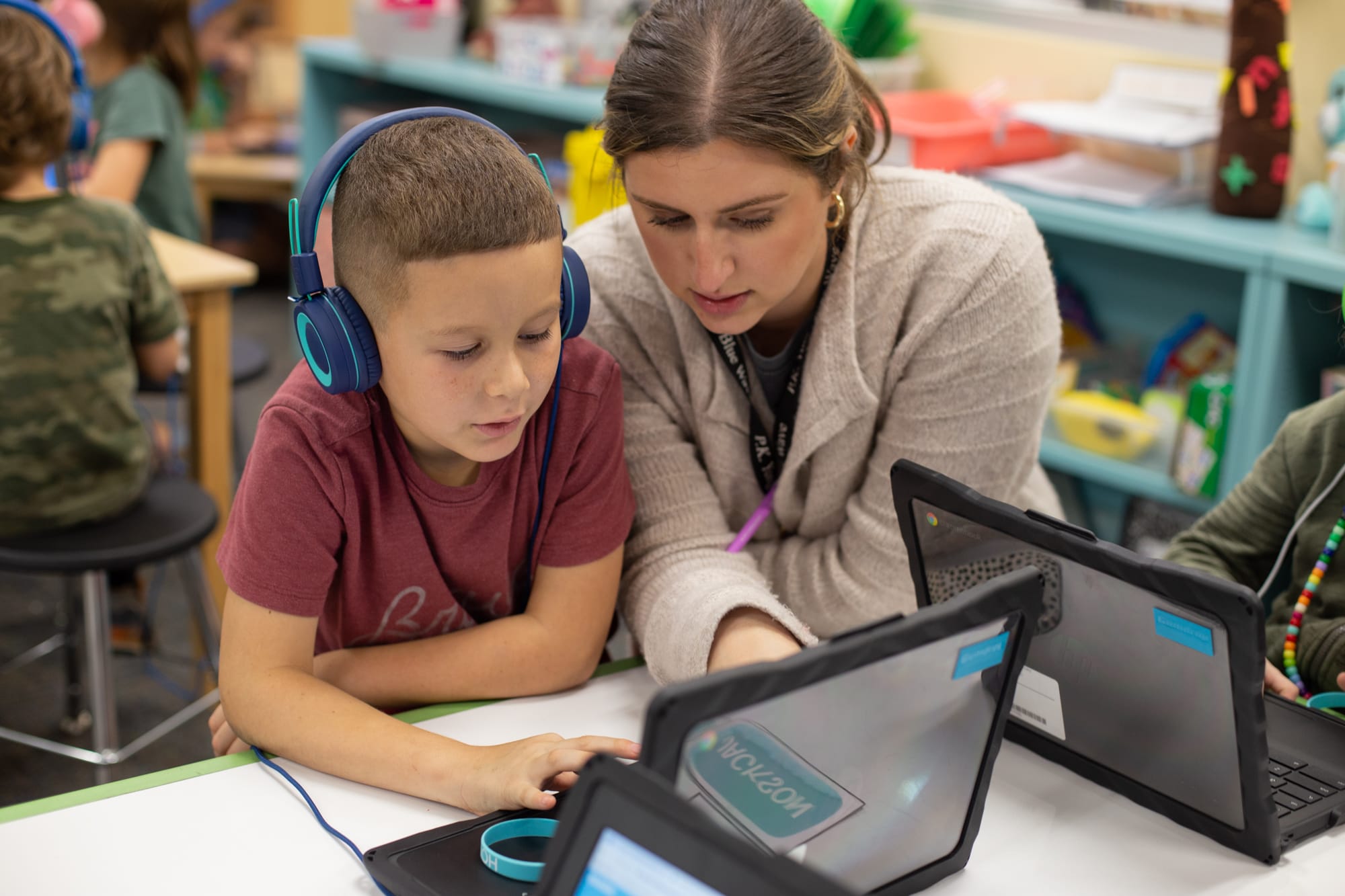 CSEd Wk PKY-74 Teacher teaching an elementary kid